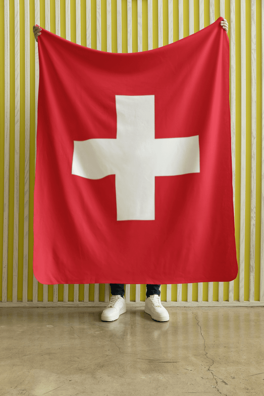 Kuscheldecke mit Schweizer Flaggen Design | Flauschig | Wärmend | Vielseitig - heartbeat -