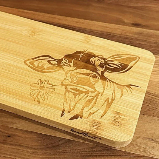 Detailansicht Lasergravur Kuh auf Bambus Schneidbrett