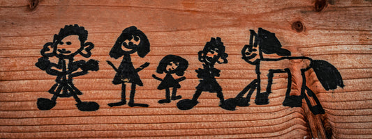 Kinderzeichnung gravieren lassen – Von der Kritzelei zum Unikat für Papa, Mama, Grossi & Götti