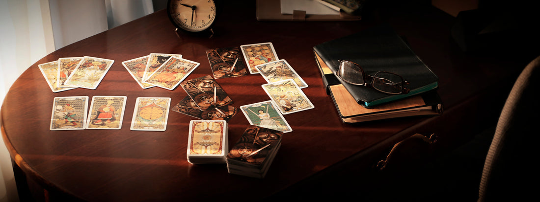 Tarot Karten Bedeutung: Grosse & Kleine Arkana – Praxis, Symbole & Legesysteme