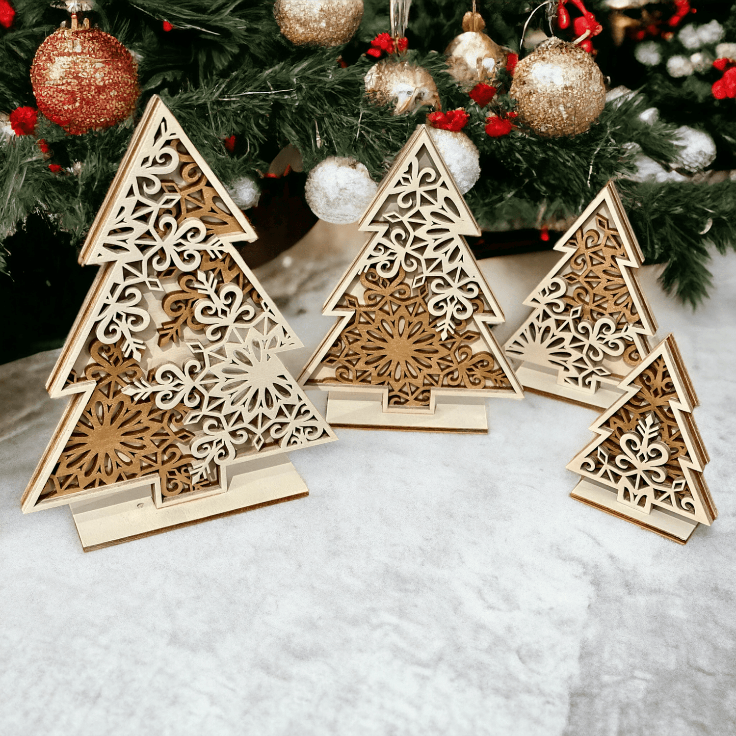Weihnachtsbäume aus Holz mit Schneeflocken-Design